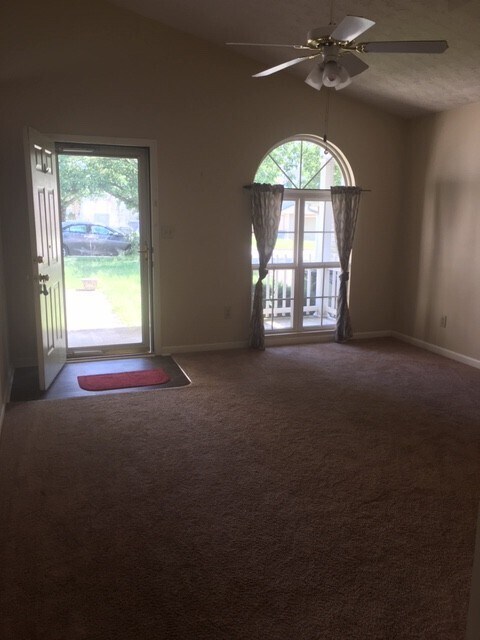 Building Photo - One Level home with 3 bedrooms,2 bath  Large back yard!       26032326