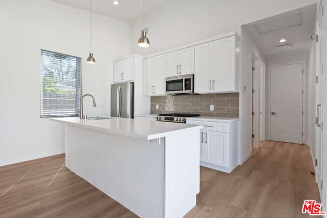 Building Photo - 15912 Vose St