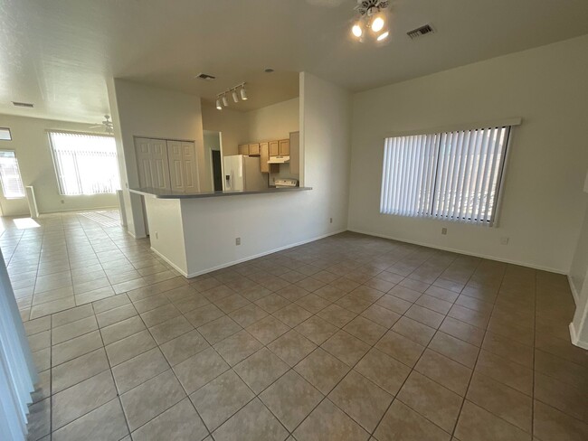 Building Photo - Convenient Eastside location on cul-de-sac