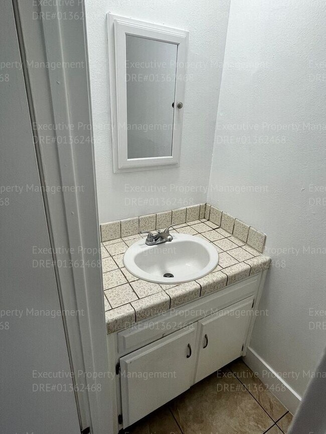 Building Photo - 2-bedroom/ 1.5- bathroom townhome. *Move I...
