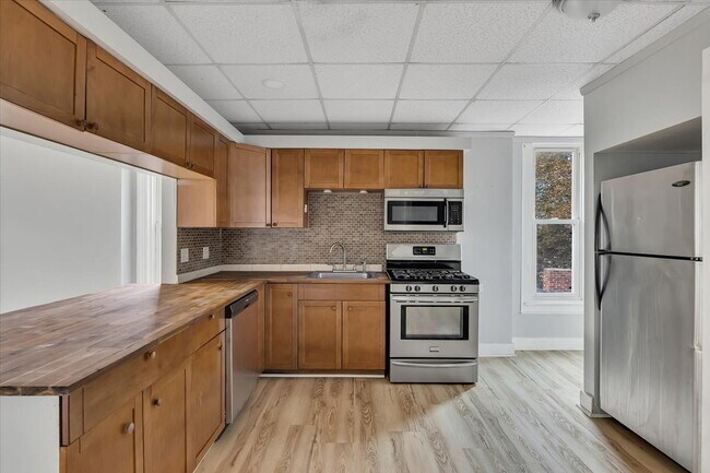 Building Photo - "Spacious 3-Bedroom Gem at 57 1/2 Saratoga...