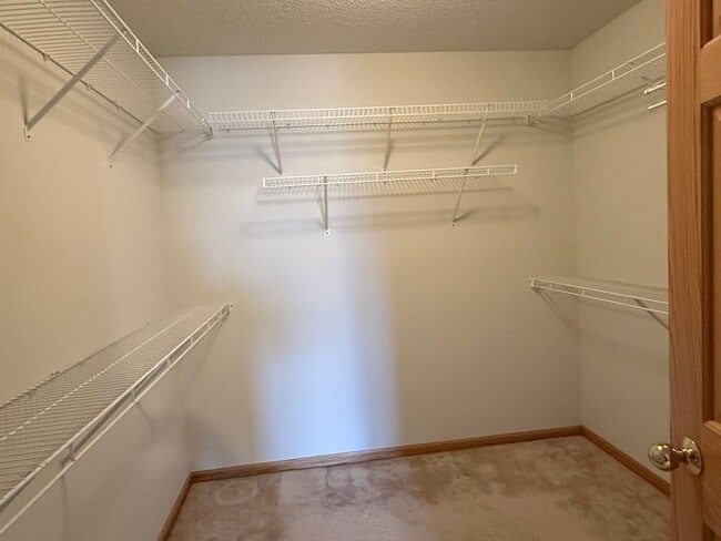 Building Photo - 2 Bed Plus LOFT - Great Location