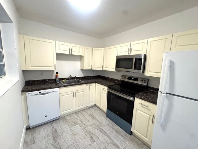 Building Photo - Updated 3-Bed/2-baths Home with Screened Porch & Lush Yard in Pompano Beach Highlands