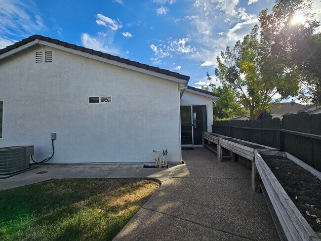 Building Photo - Single story home in Sylvan School District!