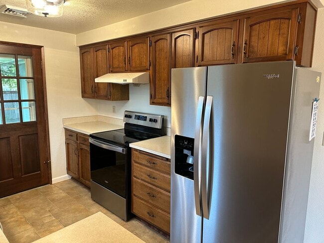 Building Photo - Beautiful 3 bedroom 2 bathroom house in a ...