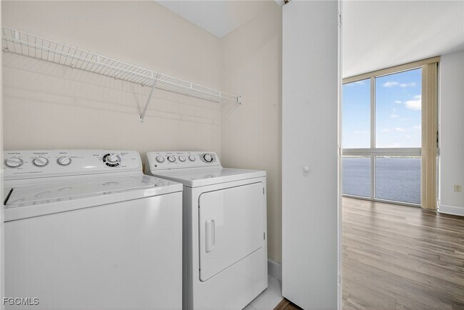 Building Photo - 3000 Oasis Grand Blvd