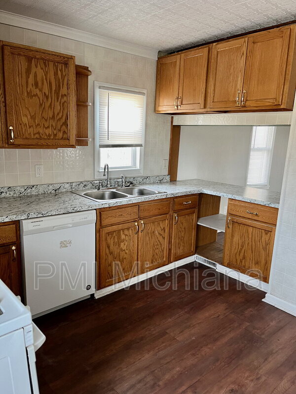 Building Photo - 212 W 9th St