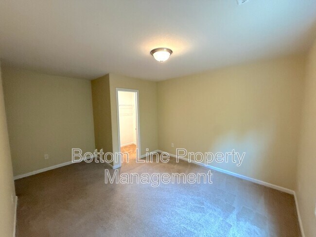 Building Photo - 1321 Waylon Ave