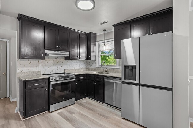 Building Photo - 913 Laredo Ct