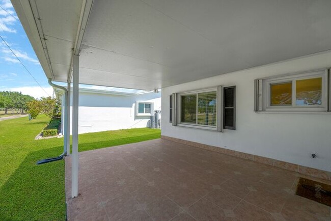 Building Photo - 2 BR, 2 BA Home in the Mainlands on the 18...