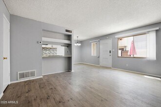 Building Photo - GORGEOUS Updated 2 bedroom Condo in Old To...