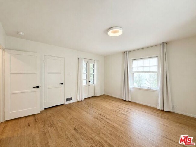 Building Photo - 341 S Rodeo Dr