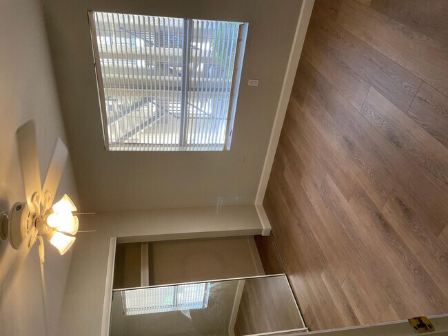 Building Photo - 461 W Holmes Ave