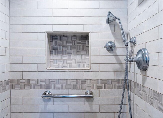 Building Photo - 11 N Hillview Dr