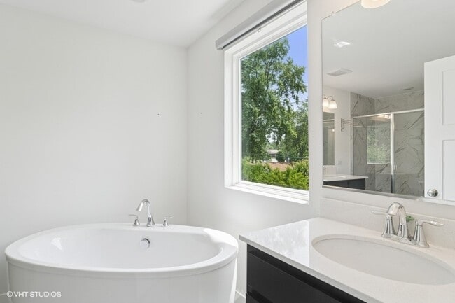 Building Photo - 2543 Geranium Way