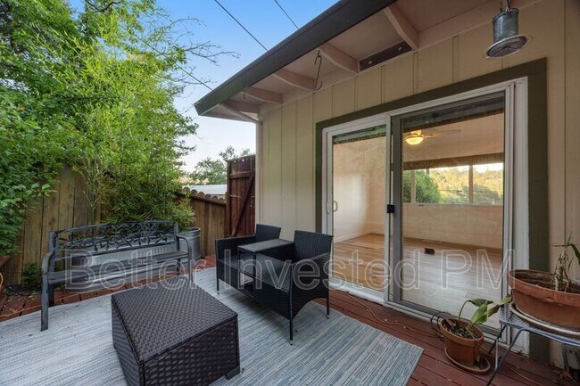 Building Photo - 2061 Woodside Dr