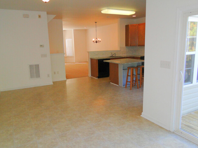 Building Photo - Spacious 3 Bedroom, 2.5 Bathroom Townhome ...