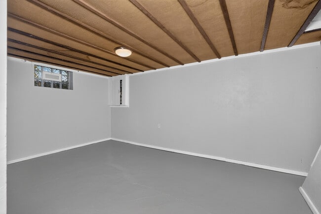 Building Photo - 13 Anthony Ln