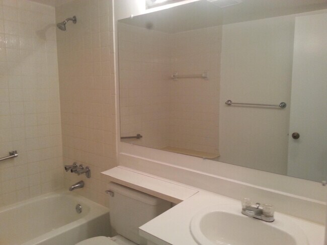 Building Photo - 206 Foxtail Dr
