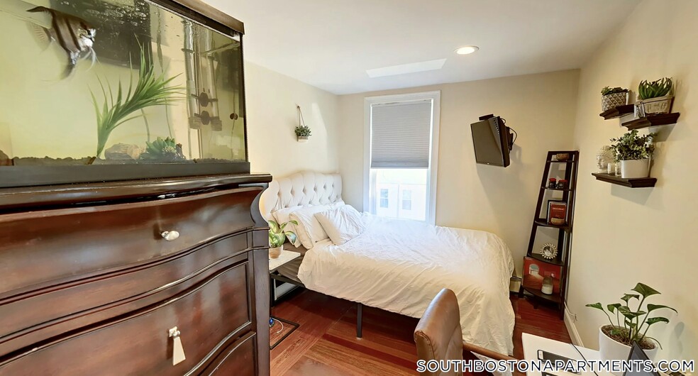 Building Photo - 143 L St