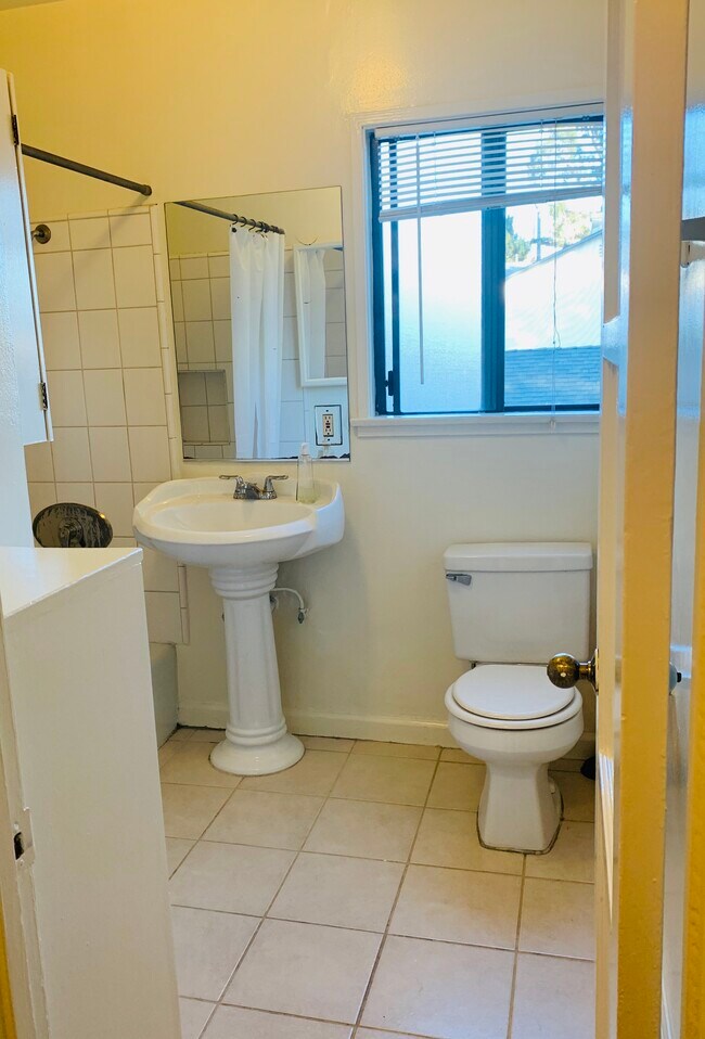 Building Photo - 2624 1/2 S Sepulveda Blvd