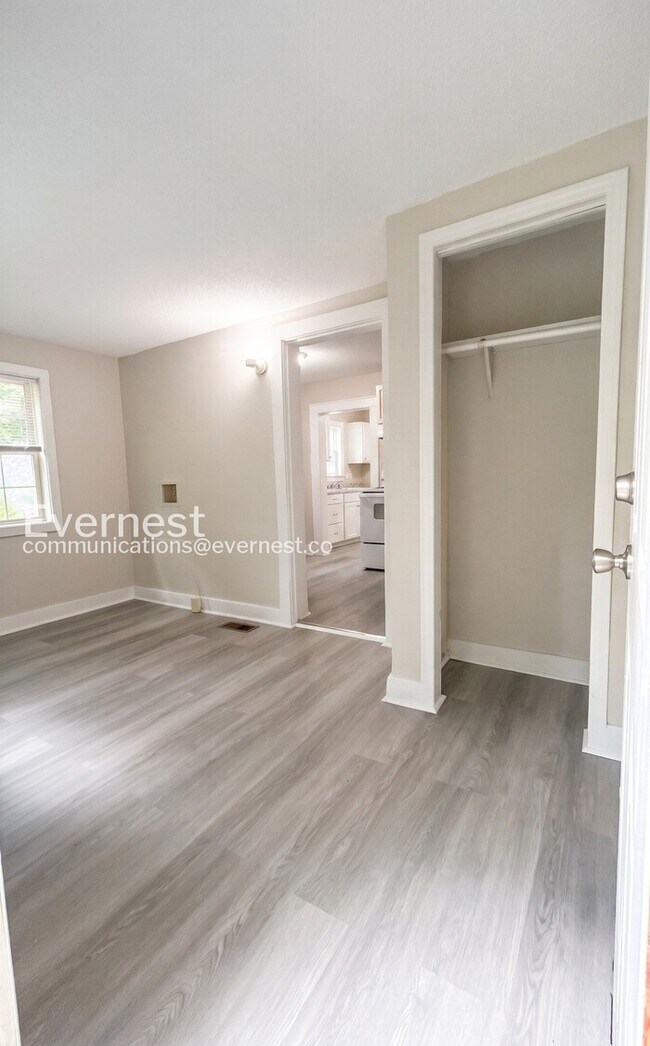 Building Photo - 2 Bed, 1 Bath Home with Off-Street Parking / Vouchers Accepted / Available Now!