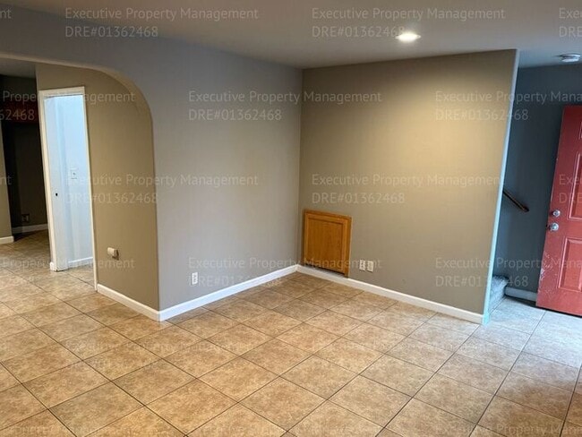 Building Photo - Spacious 3 bedroom, 2.5 bathroom townhome....