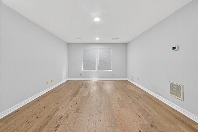 Building Photo - 2731 Stuart Manor