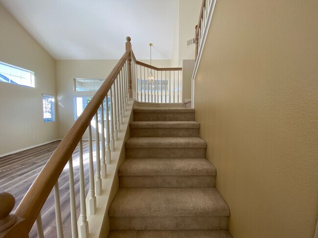 Building Photo - Beautiful Spacious 3BR/2.5BA Located in the Ivey Glenn Community!!