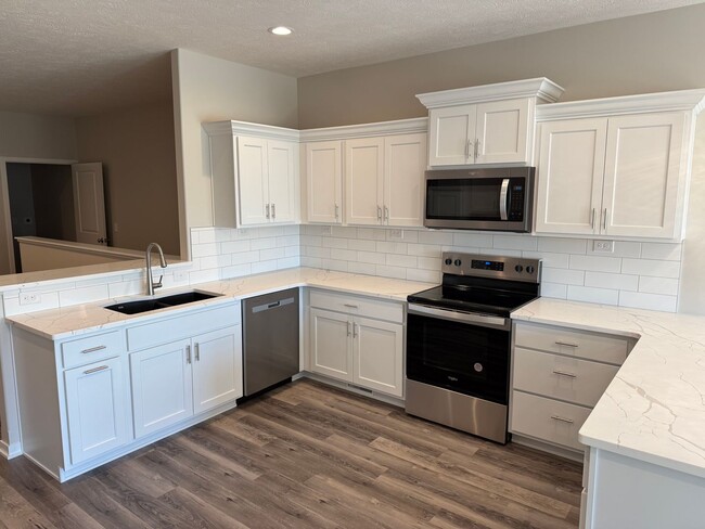 Building Photo - 2 bedroom/2.5 bathroom ranch townhome