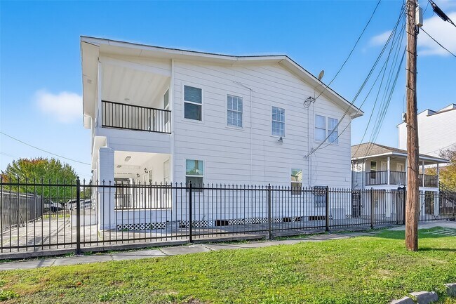 Building Photo - 2202 Hutchins St