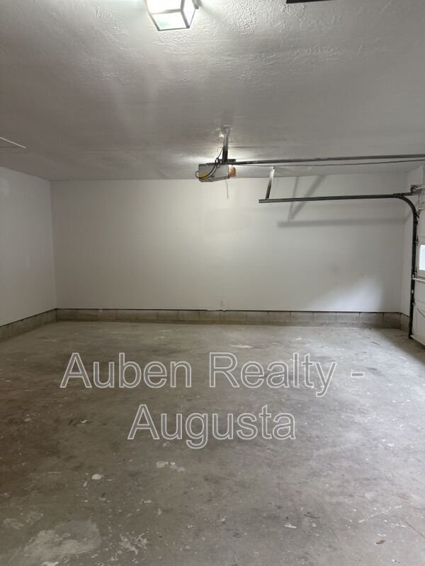 Building Photo - 3208 Summerchase Cir