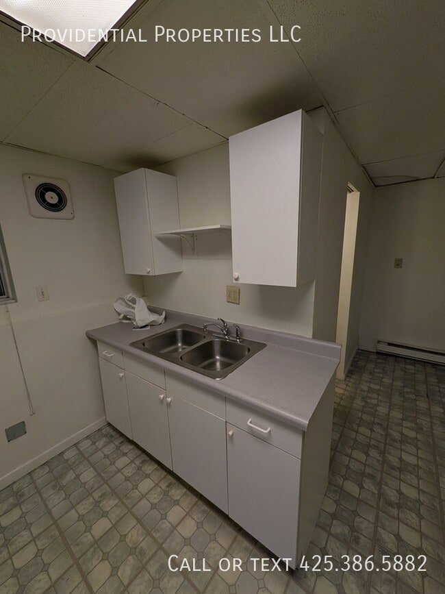 Building Photo - 2468 S College St