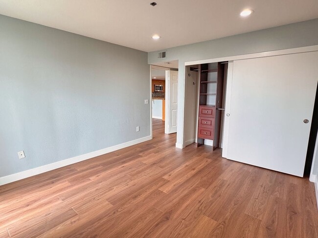 Building Photo - Well Kept 2BD Condo with Sunset Views