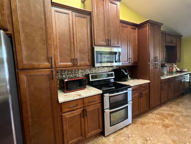 Building Photo - 315 SW Dwight Ave