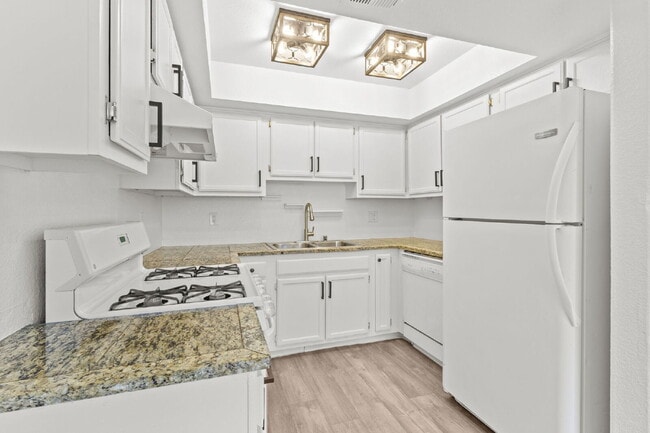 Building Photo - "Charming 3-Bedroom Townhouse Oasis with 2 Full Baths in Las Vegas – 1220 Sq Ft of Comfortable Li...