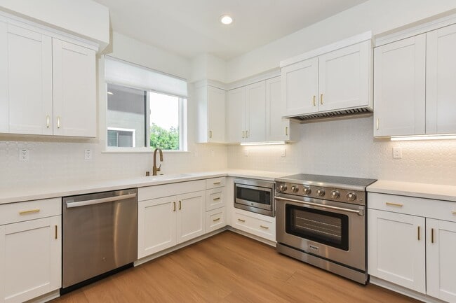Building Photo - New Luxury Townhome with 2-Car Garage | Minutes to Downtown Redwood City & Tech Campuses