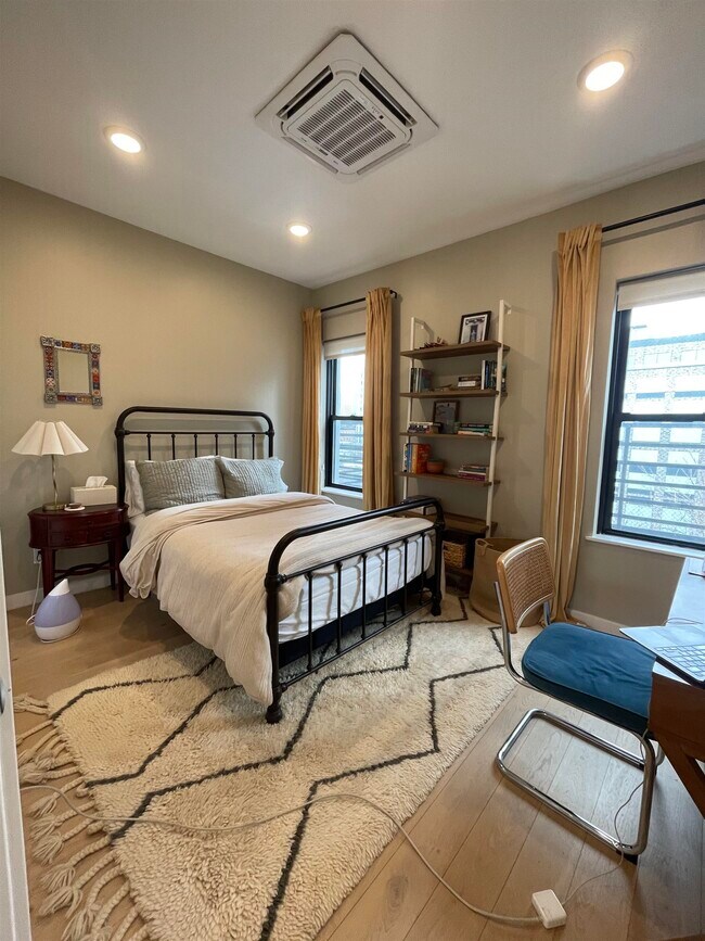 Building Photo - 354 Grove St