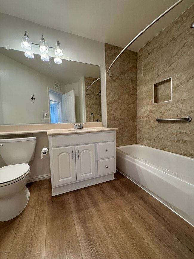 Building Photo - Spacious Tustin Condo with Private Patio