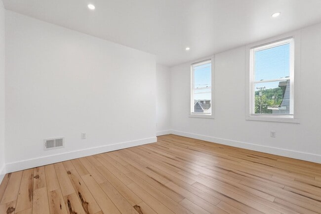 Building Photo - 218 11th St