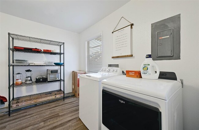 Building Photo - 115 Comanche Dr