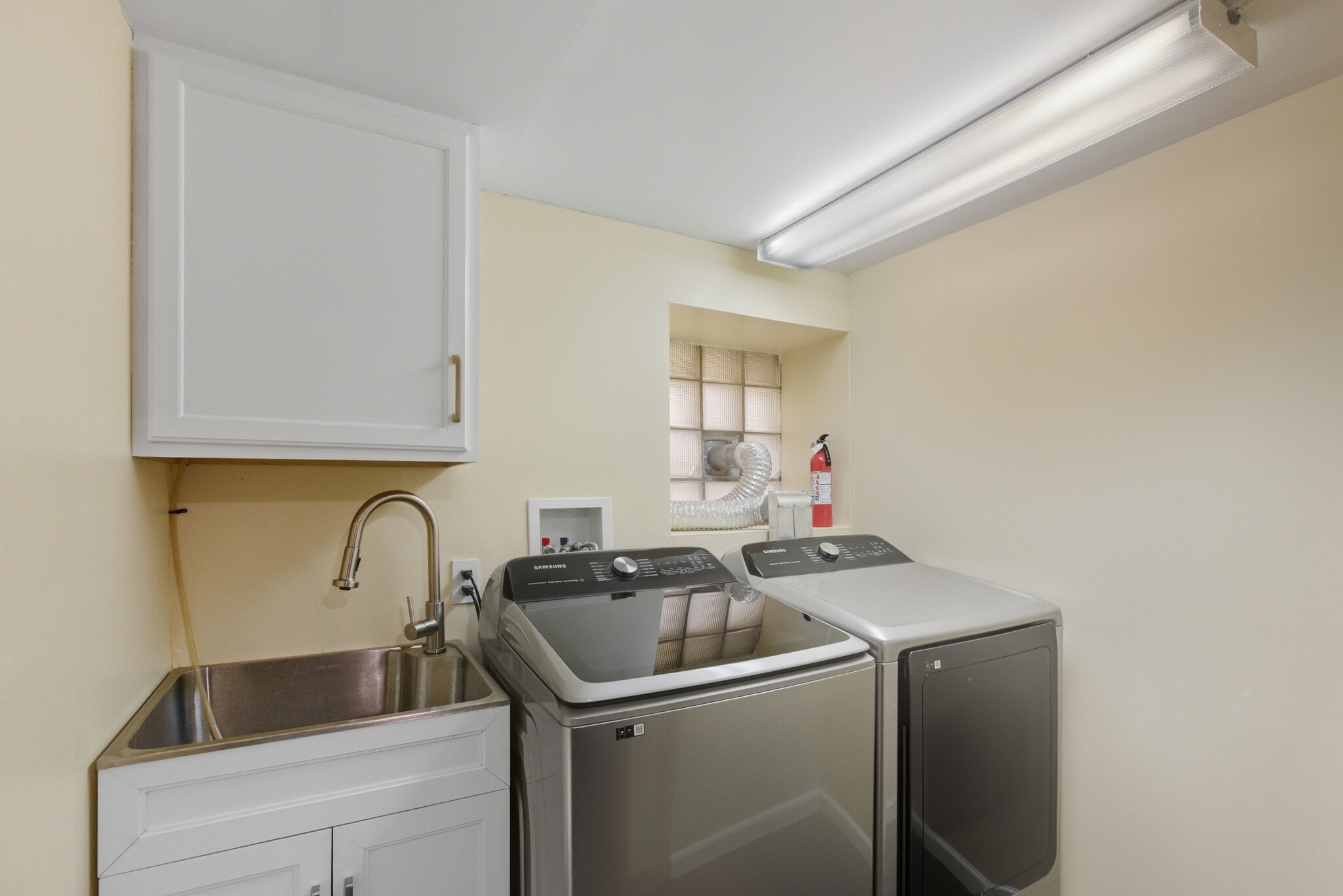 Building Photo - 5434 W Wrightwood Ave