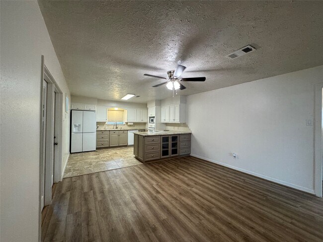 Building Photo - 2611 Prairie Ave