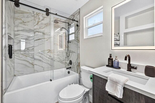 Building Photo - 319 Brentwood Dr