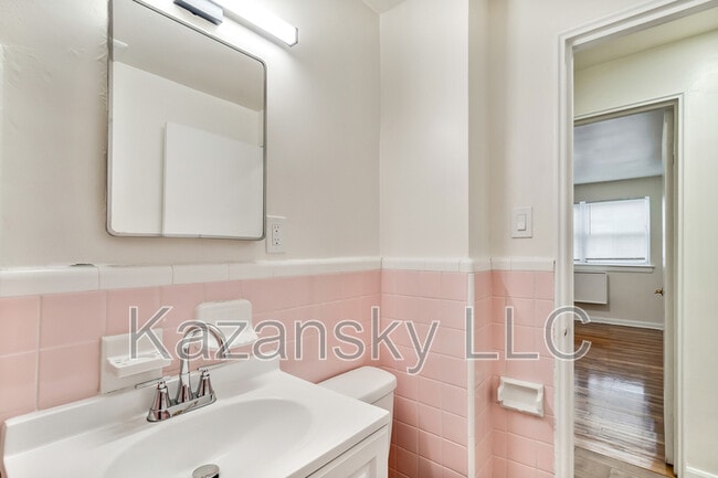 Building Photo - 1866 Pratt St