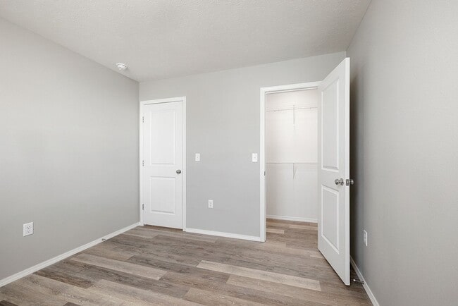Building Photo - 3 bedroom duplex-Westbury Gardens!