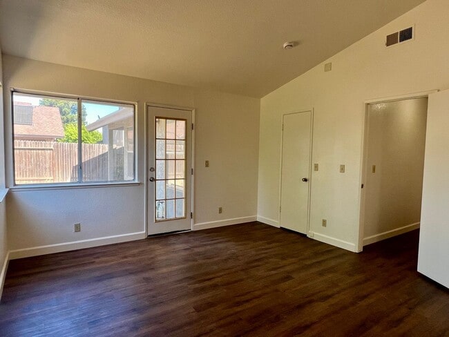 Building Photo - Charming 3 Bedroom 2 Bath Home in Elk Grov...