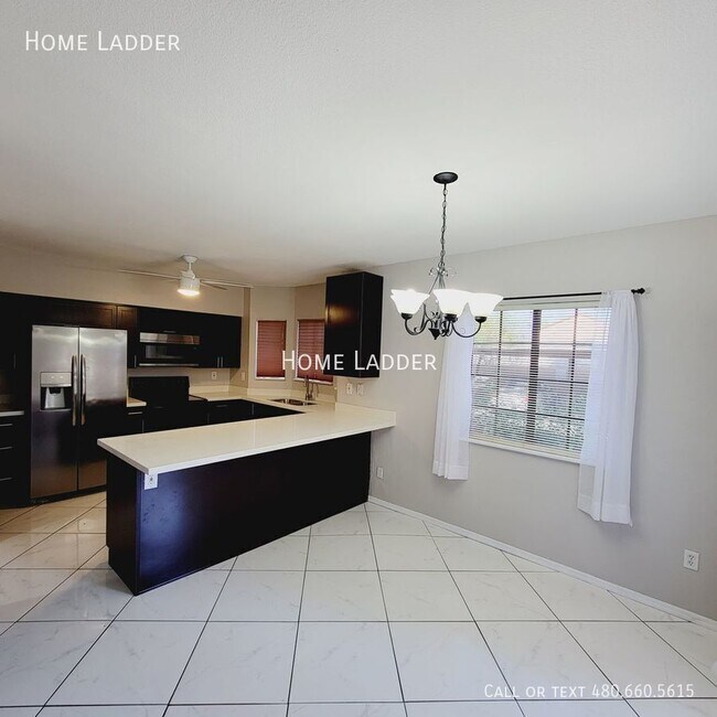 Building Photo - 1446 E Grovers Ave