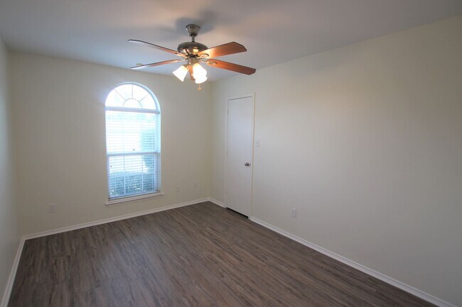 Building Photo - Beautifully updated 3 bedroom 2 bath home ...