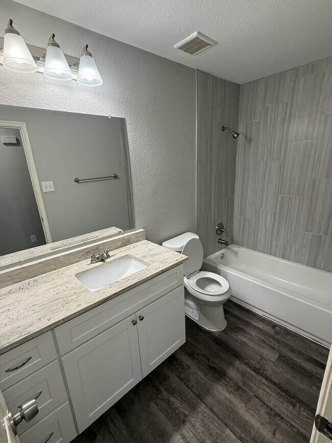 Building Photo - 1936 Encino Dr